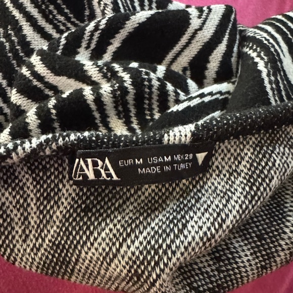 Long sleeve marble design knit top with chest cut out details - Picture 4 of 4